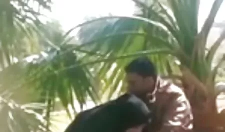 Підліток і бризкає водою зі свого еротика відео фонтану