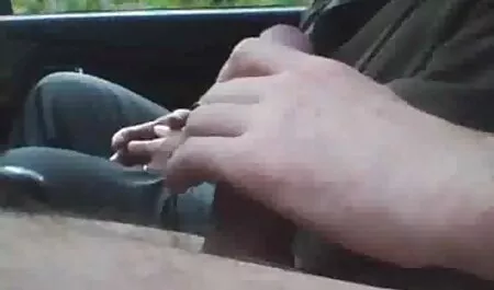 П'яна дівчина знімає з себе одяг еротика на природі перед чоловіком перед створенням цілей і створює купу сміття