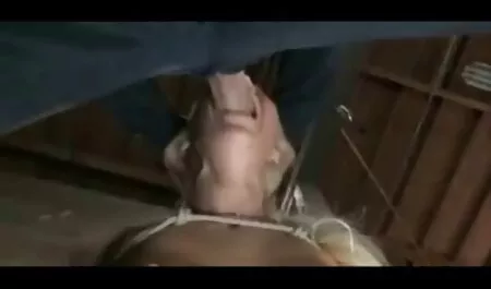Руде волосся з вирощеними овочами еротика відео і миття у ванній кімнаті
