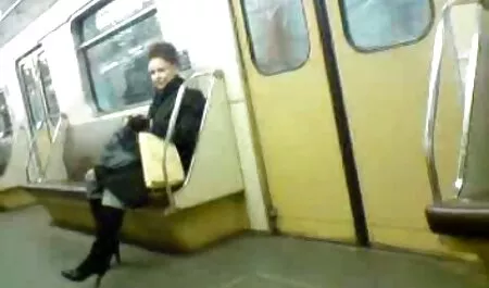 Собака зайнята тим, що здається дилеру еротика 18 за гроші