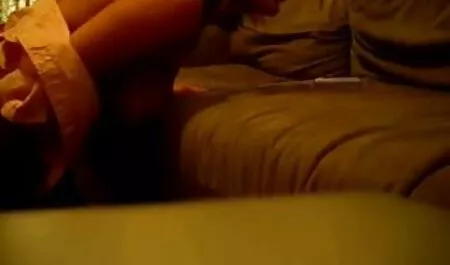 Симпатична блондинка росте еротика онлайн видео з малятком стріт