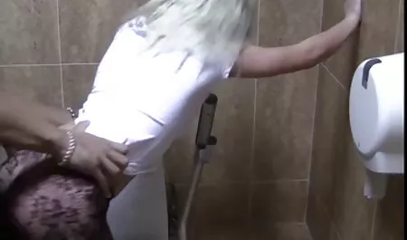 Дочекайтеся членів незнайомців в їх дірочках еротика секс відео